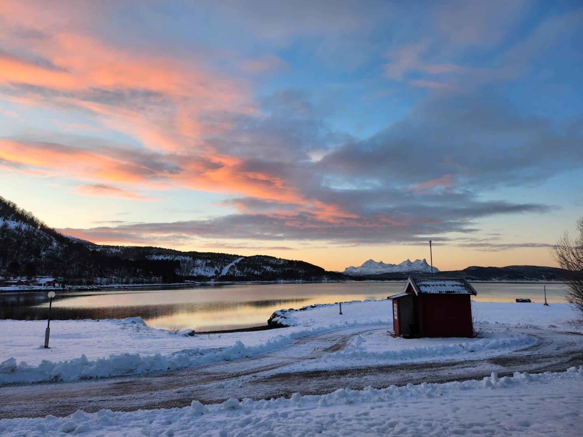 Ulvsvag Gjestgiveri Og Fjordcamping As Экстерьер фото